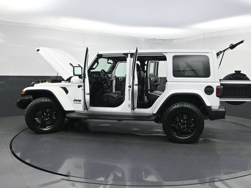 Used 2022 Jeep Wrangler Unlimited Sahara AWD/4WD image 38