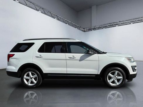 Used 2016 Ford Explorer XLT AWD/4WD image 3