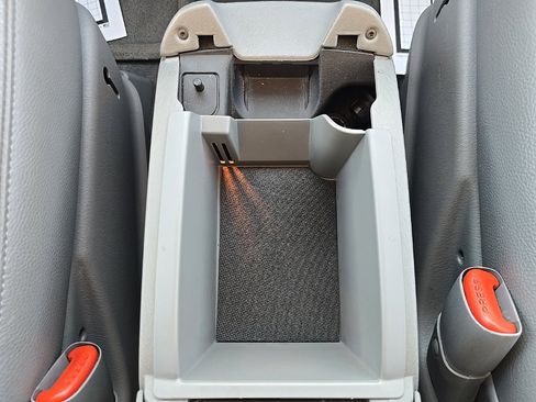 Used 2005 Dodge Grand Caravan SXT w/ Leather Interior Group image 38