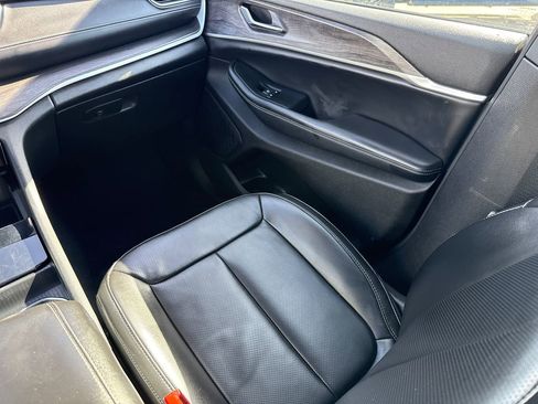 Used 2024 Jeep Grand Cherokee L Limited w/ Luxury Tech Group II image 15