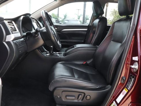 Used 2019 Toyota Highlander XLE image 19