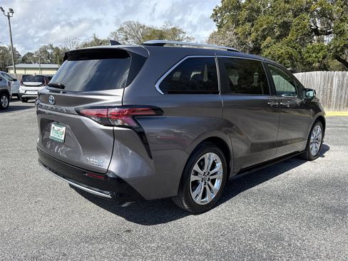 Used 2023 Toyota Sienna Platinum image 5