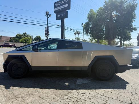 Used 2025 Tesla Cybertruck AWD Crew Cab image 3