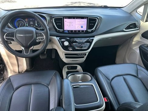 Used 2024 Chrysler Pacifica Touring-L FWD image 13