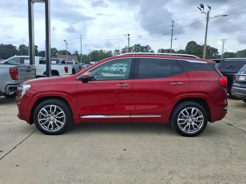 Used 2024 GMC Terrain Denali w/ Denali Premium Package AWD/4WD image 4