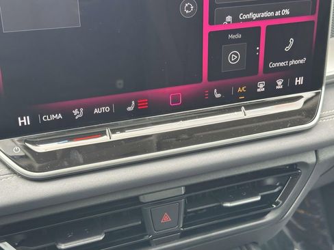 New 2025 Volkswagen Tiguan SE FWD image 21