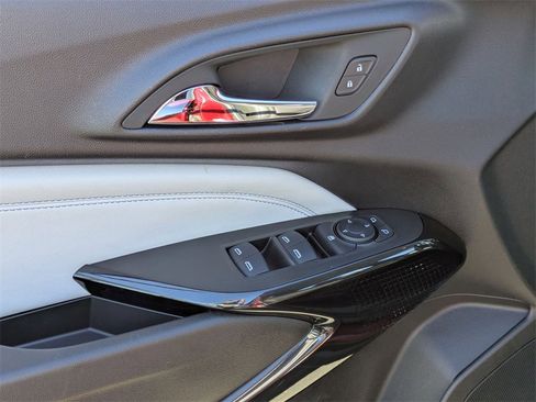 Used 2025 Chevrolet Trax LT w/ LT Convenience Package image 16