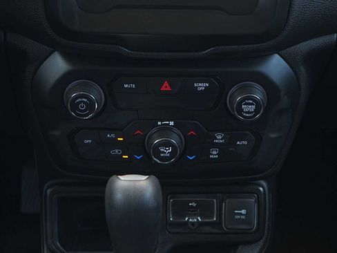 Used 2018 Jeep Renegade Altitude FWD image 20