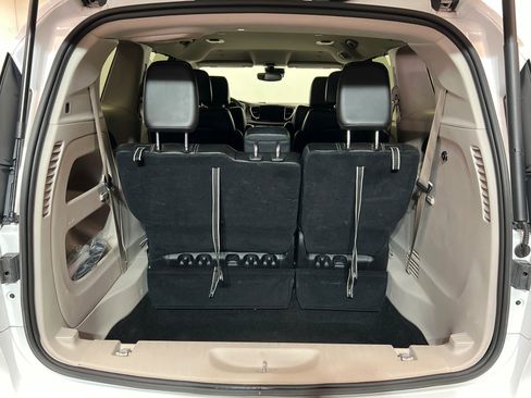 Used 2024 Chrysler Pacifica Touring-L FWD image 23