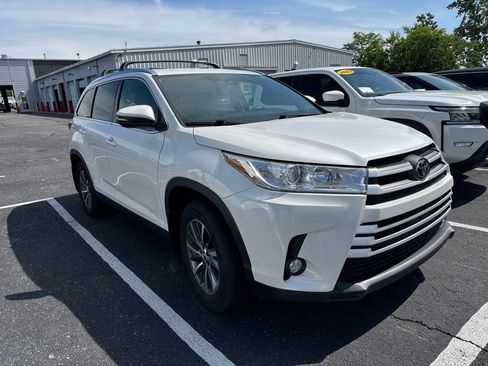 Used 2019 Toyota Highlander XLE AWD/4WD image 3