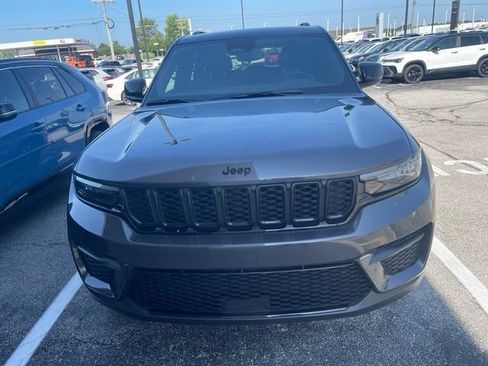 Used 2023 Jeep Grand Cherokee Altitude AWD/4WD image 6