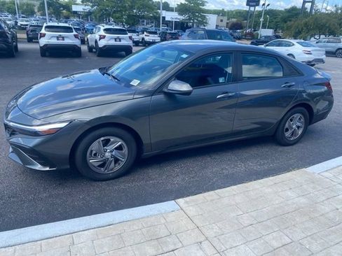 Used 2025 Hyundai Elantra SE FWD image 5