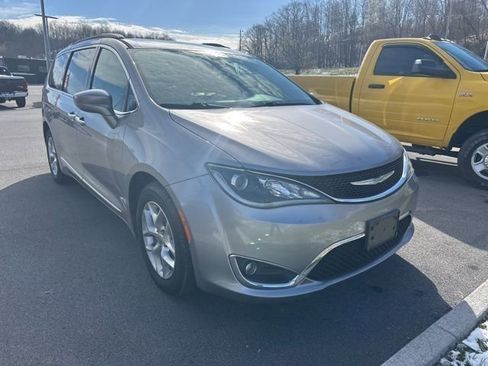 Used 2017 Chrysler Pacifica Touring-L w/ Tire & Wheel Group image 27