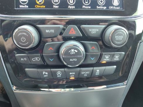 Used 2022 Jeep Grand Cherokee Laredo E AWD/4WD image 24