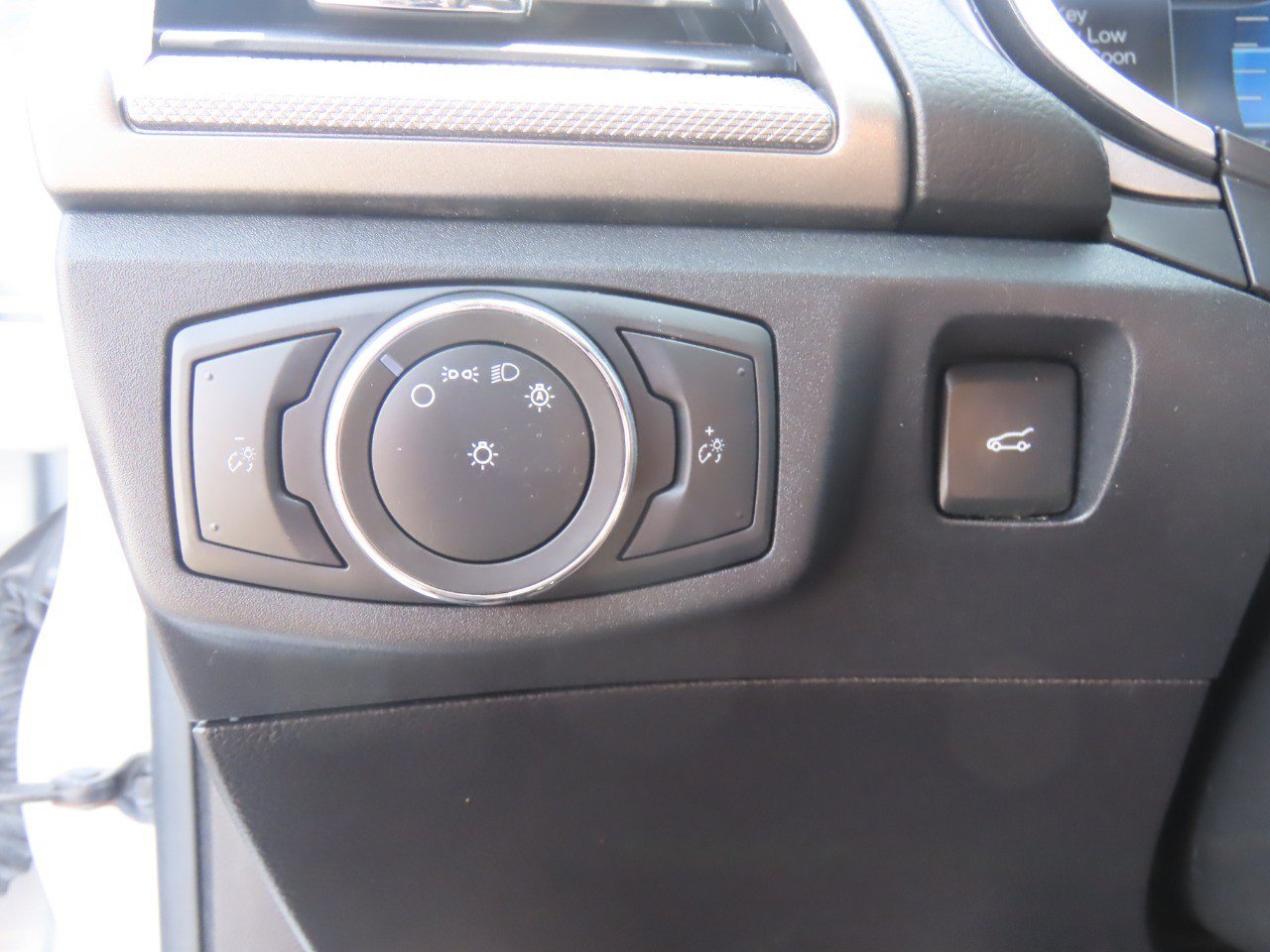 Used 2020 Ford Fusion SE FWD image 25