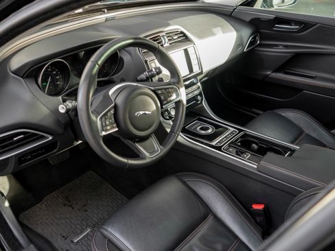 Used 2018 Jaguar XE Prestige image 8