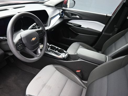 Used 2025 Chevrolet Trax LT FWD image 18