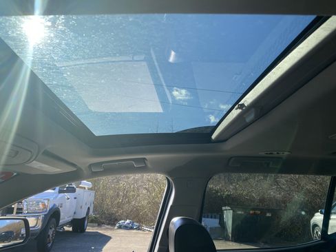 Used 2023 GMC Acadia SLT w/ Technology Package image 12