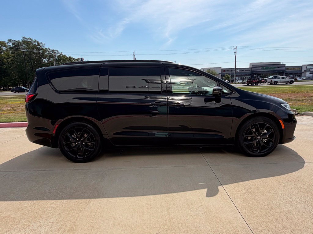 Used 2025 Chrysler Pacifica Limited FWD image 9