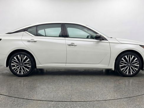 Used 2025 Nissan Altima 2.5 SV FWD image 11