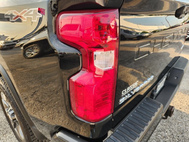 Used 2022 Chevrolet Silverado 2500 Custom w/ Custom Value Package AWD/4WD image 6