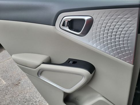 Certified 2025 Kia Soul LX FWD image 13