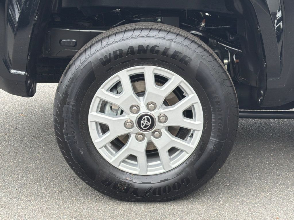 Used 2025 Toyota Tacoma SR5 AWD/4WD image 5