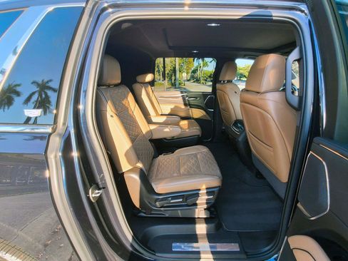 Used 2022 Cadillac Escalade ESV Premium Luxury image 36