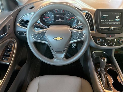 Used 2017 Chevrolet Malibu LT FWD image 14