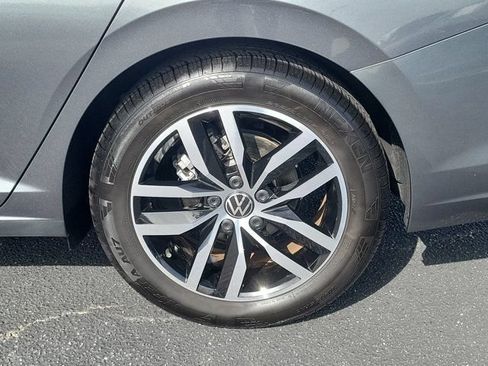 Certified 2025 Volkswagen Jetta SE w/ Sunroof Package FWD image 29