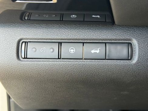 Used 2025 Nissan Pathfinder SV FWD image 23