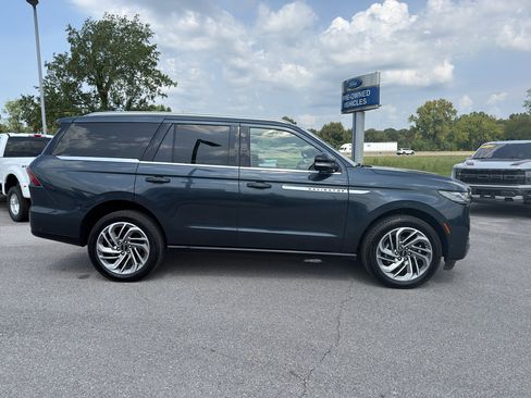 Used 2025 Lincoln Navigator Reserve AWD/4WD image 4