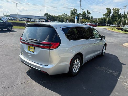 Used 2024 Chrysler Pacifica Touring-L FWD image 5