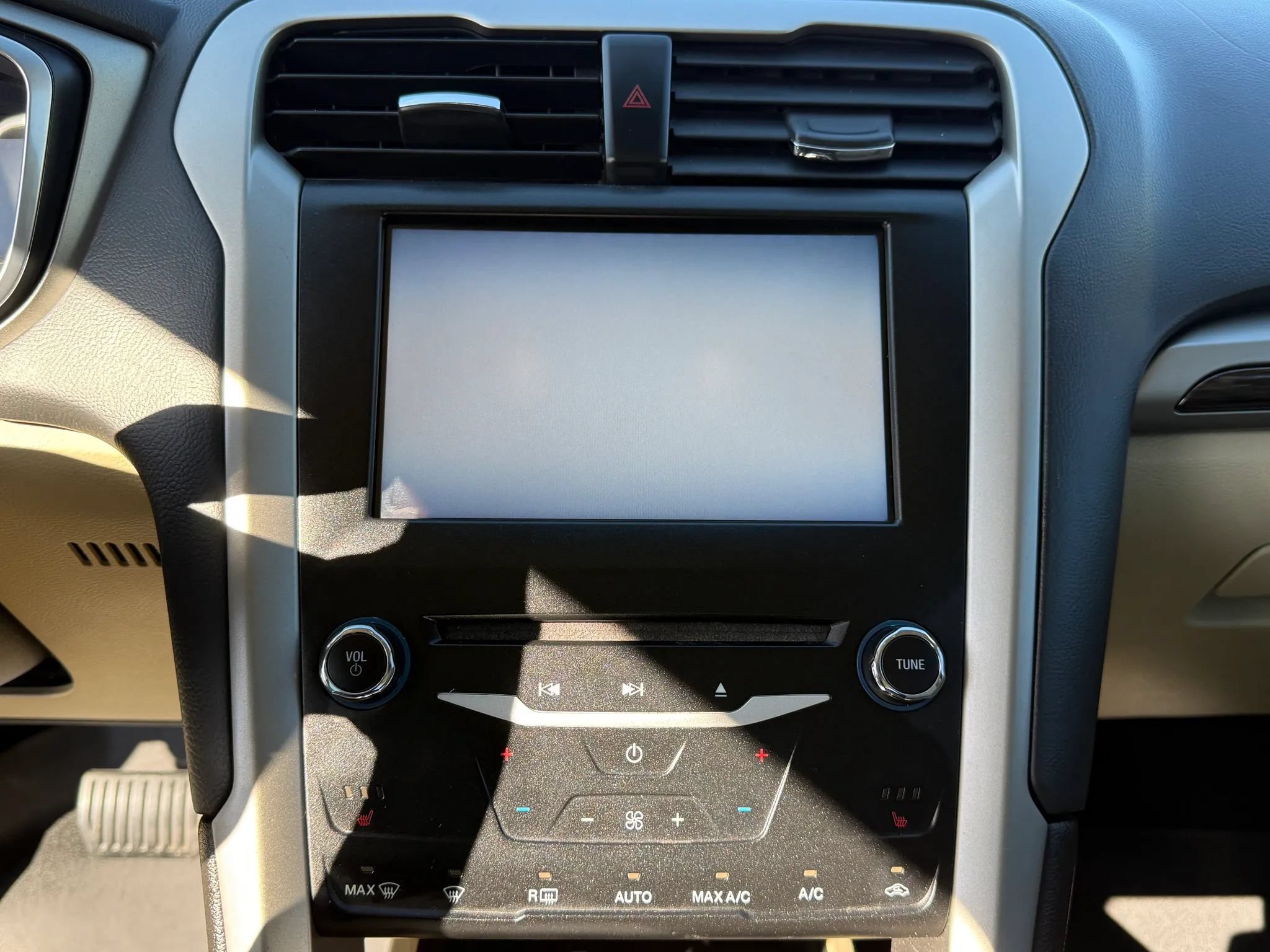 Used 2014 Ford Fusion SE w/ Equipment Group 202A FWD image 25