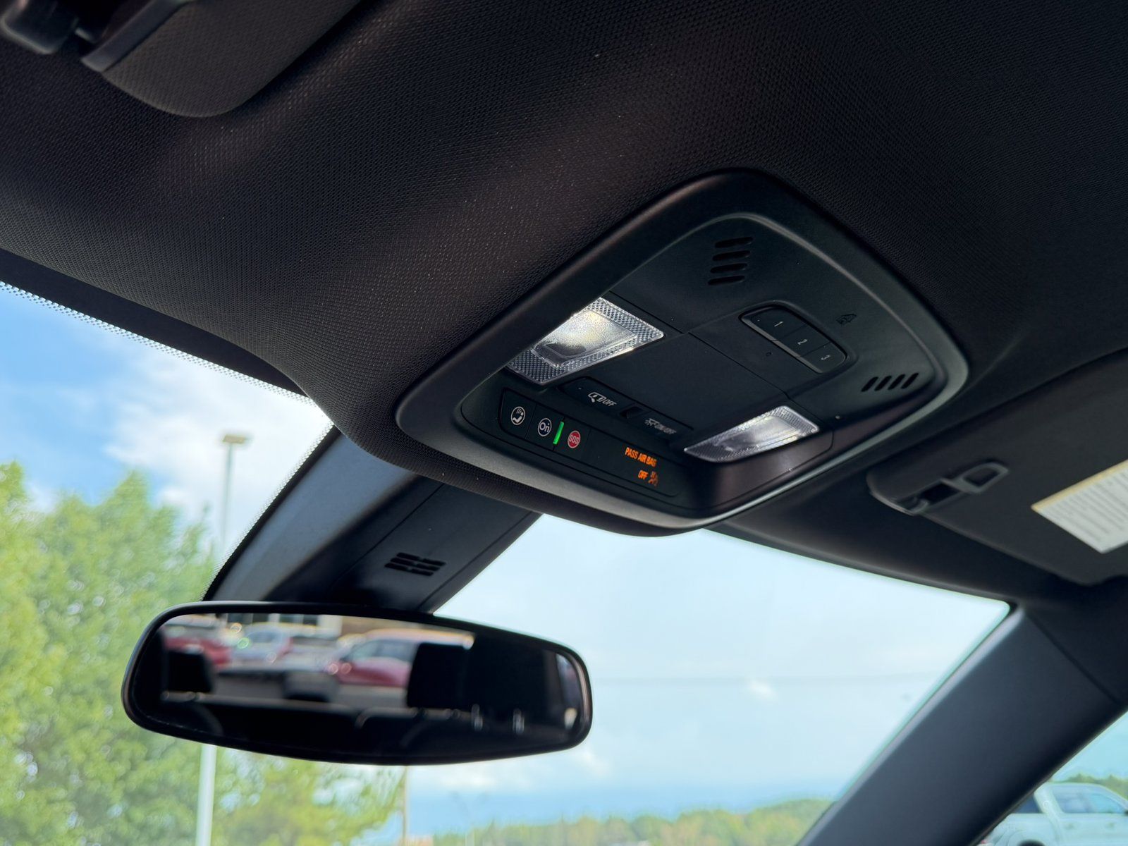 Used 2023 Chevrolet Traverse LT FWD image 24
