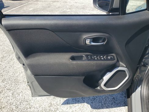 Used 2020 Jeep Renegade Latitude w/ Popular Equipment Group image 9