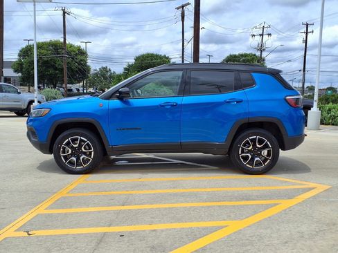 Used 2025 Jeep Compass Trailhawk w/ Trailer Tow Group AWD/4WD image 8
