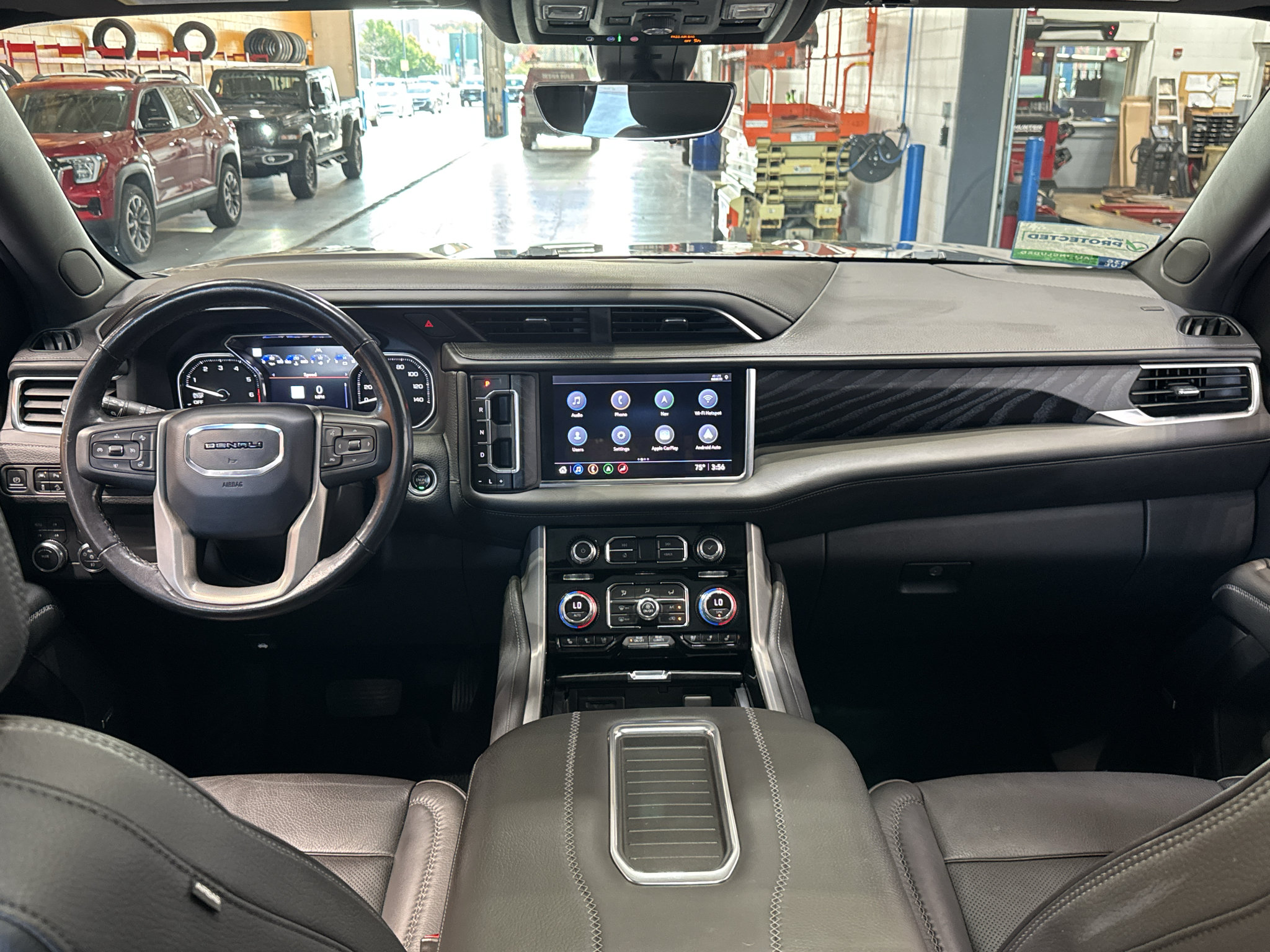 Used 2021 GMC Yukon XL Denali w/ Denali Premium Package AWD/4WD image 18