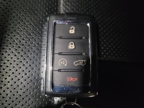 Used 2022 Jeep Grand Cherokee Overland w/ Luxury Tech Group IV AWD/4WD image 32