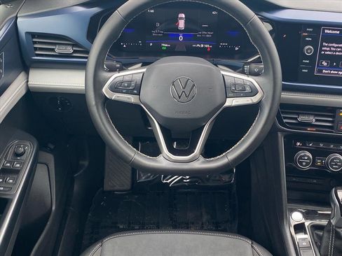 Certified 2024 Volkswagen Taos SE image 2
