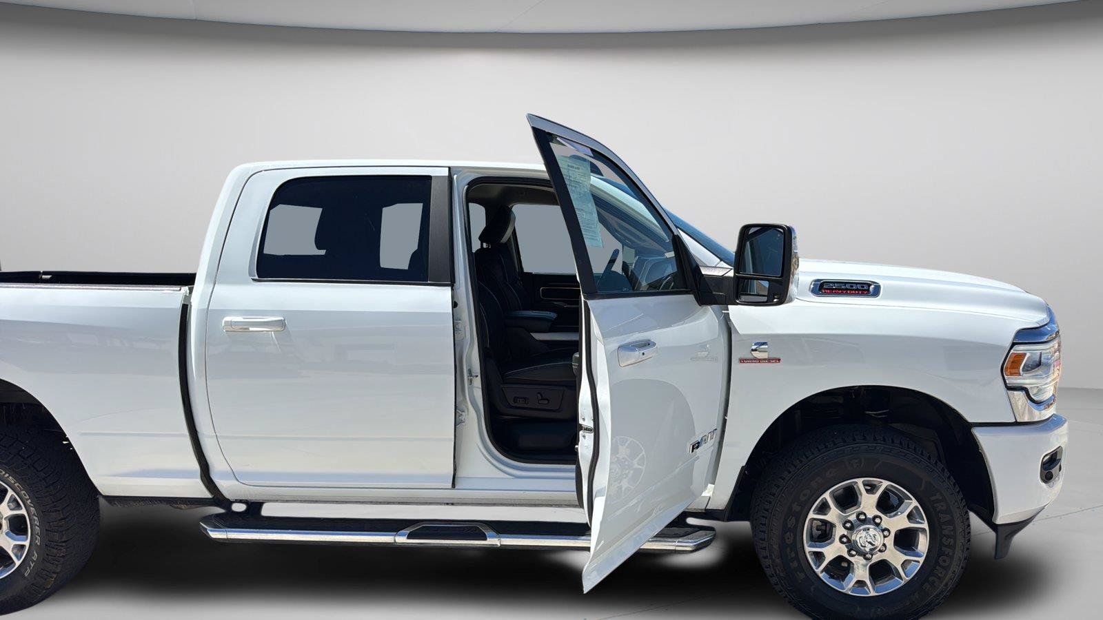 Used 2024 RAM 2500 Laramie AWD/4WD image 9