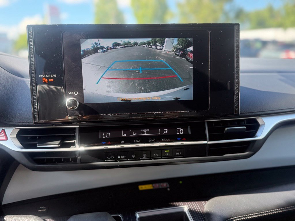 Certified 2025 Toyota Sienna LE FWD image 21