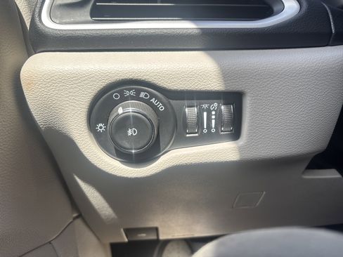 Used 2024 Chrysler Pacifica Touring-L FWD image 30