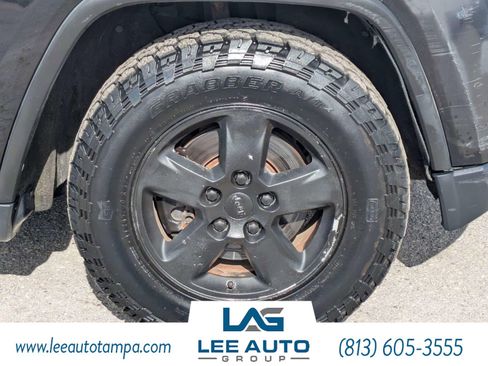 Used 2011 Jeep Grand Cherokee Laredo w/ Trailer Tow Group AWD/4WD image 10