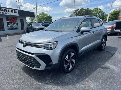 Used 2025 Volkswagen Taos SE AWD/4WD image 2
