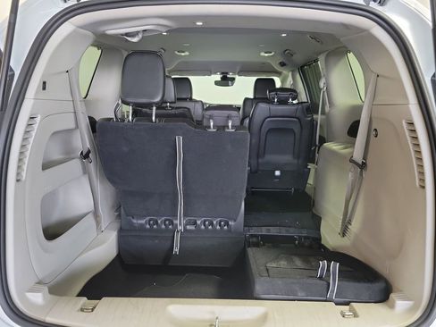 Used 2023 Chrysler Pacifica Touring-L FWD image 26