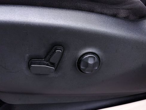 Used 2023 Chrysler Voyager LX image 18