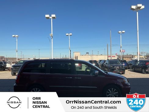 Used 2015 Chrysler Town & Country Limited Platinum image 4