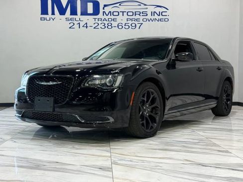 Used 2019 Chrysler 300 Touring w/ Sport Appearance Package image 2