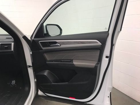 Used 2021 Volkswagen Atlas Cross Sport SE image 32